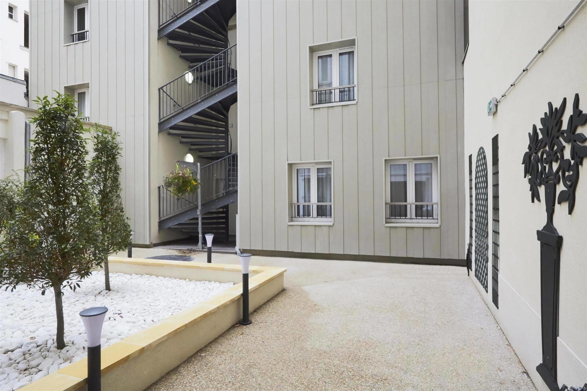 Kyriad Paris 18 - Porte De Clignancourt - Montmartre Exterior foto