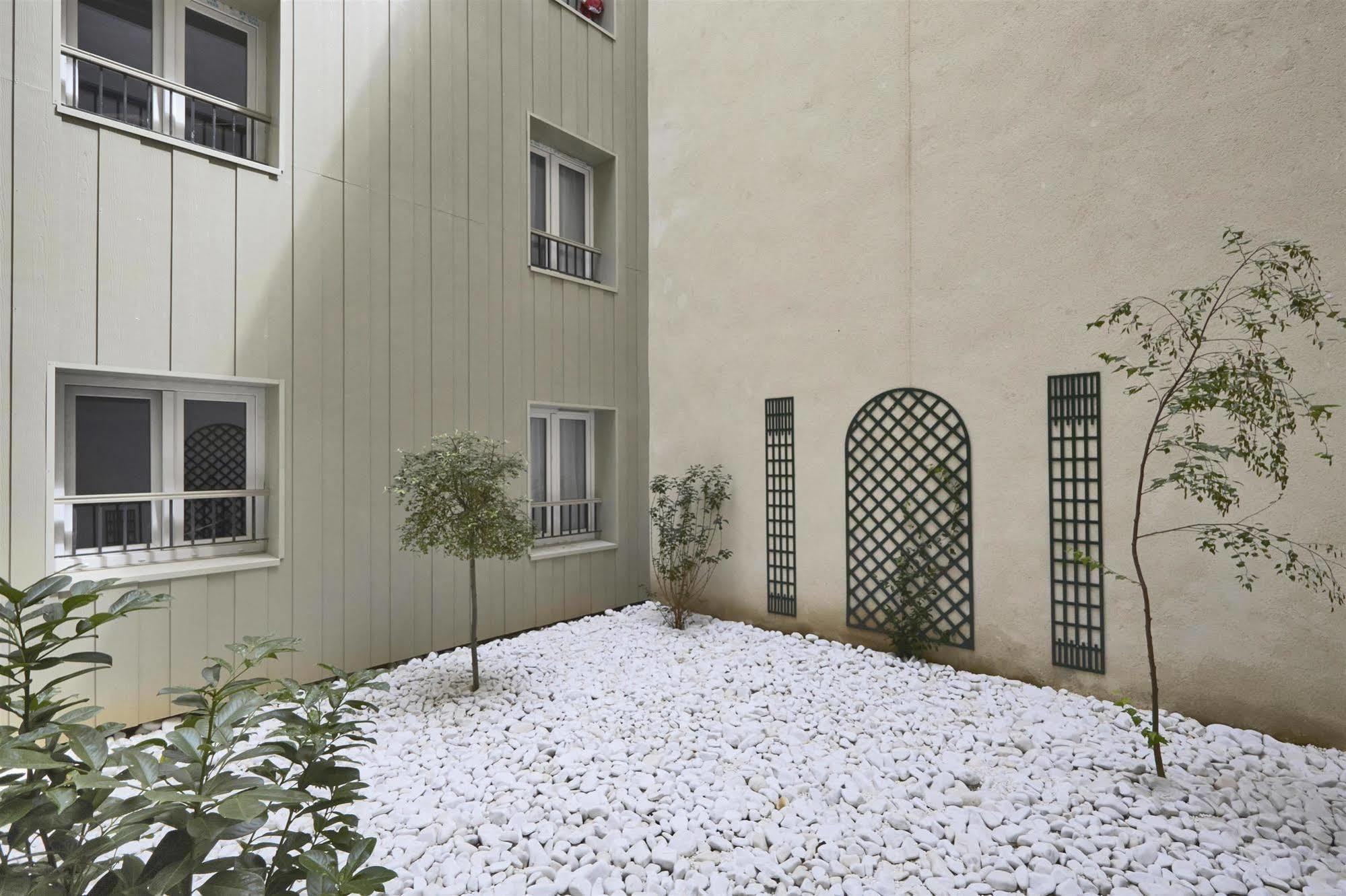 Kyriad Paris 18 - Porte De Clignancourt - Montmartre Exterior foto